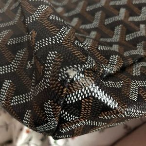 Corners of the St. Louis Tote